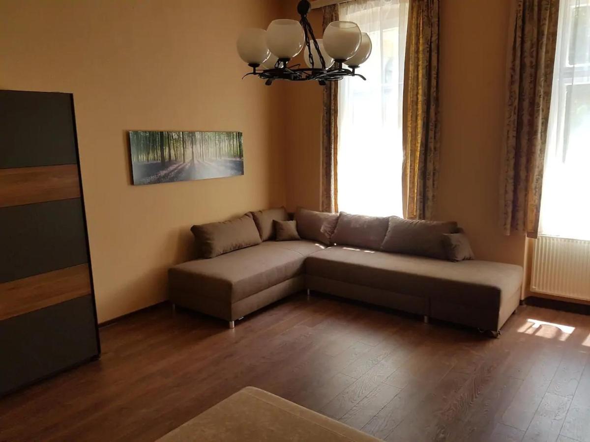 Stylish Historic Flat For 4 In Heart Of Oldbuda บูดาเปสต์ ภายนอก รูปภาพ