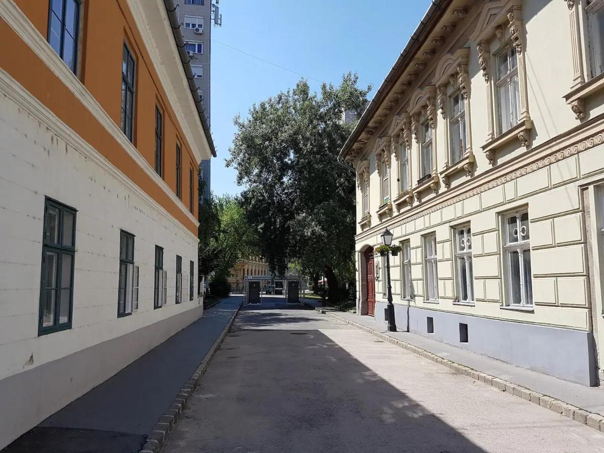 Stylish Historic Flat For 4 In Heart Of Oldbuda บูดาเปสต์ ภายนอก รูปภาพ