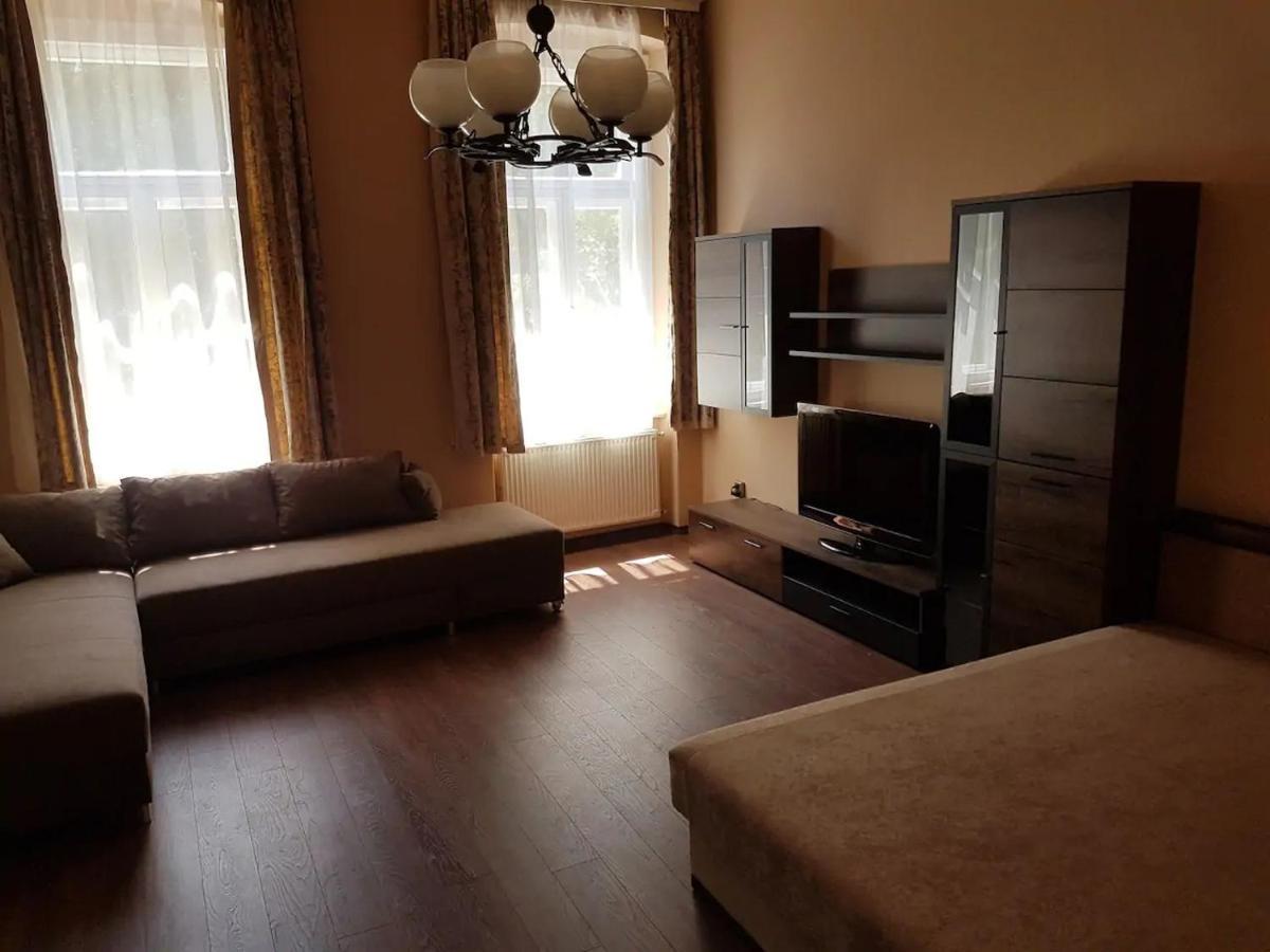 Stylish Historic Flat For 4 In Heart Of Oldbuda บูดาเปสต์ ภายนอก รูปภาพ