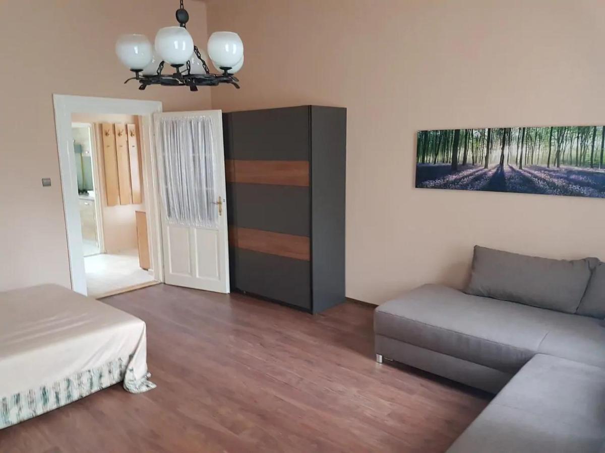 Stylish Historic Flat For 4 In Heart Of Oldbuda บูดาเปสต์ ภายนอก รูปภาพ